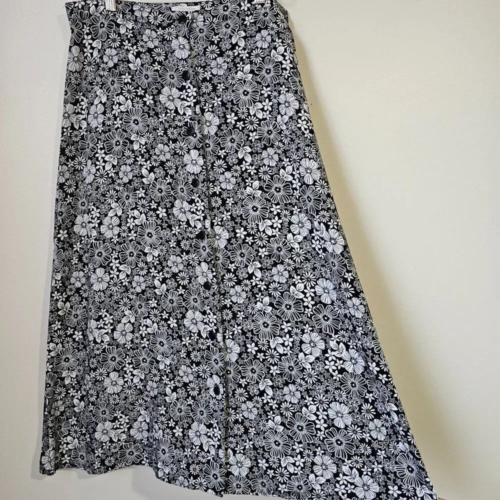 EUC LIKE NEW CHRISTOPHER & BANKS BLACK & WHITE FLORAL A LINE BUTTONED SKIRT 10